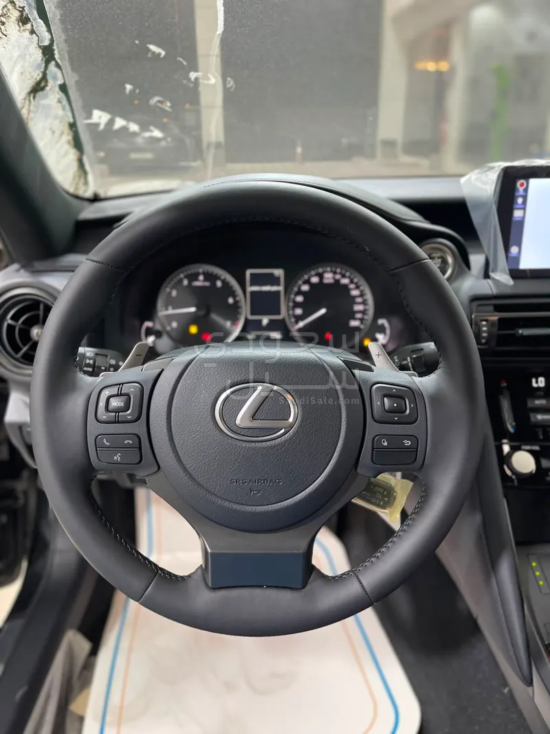 2025 لكزس آي إس 350