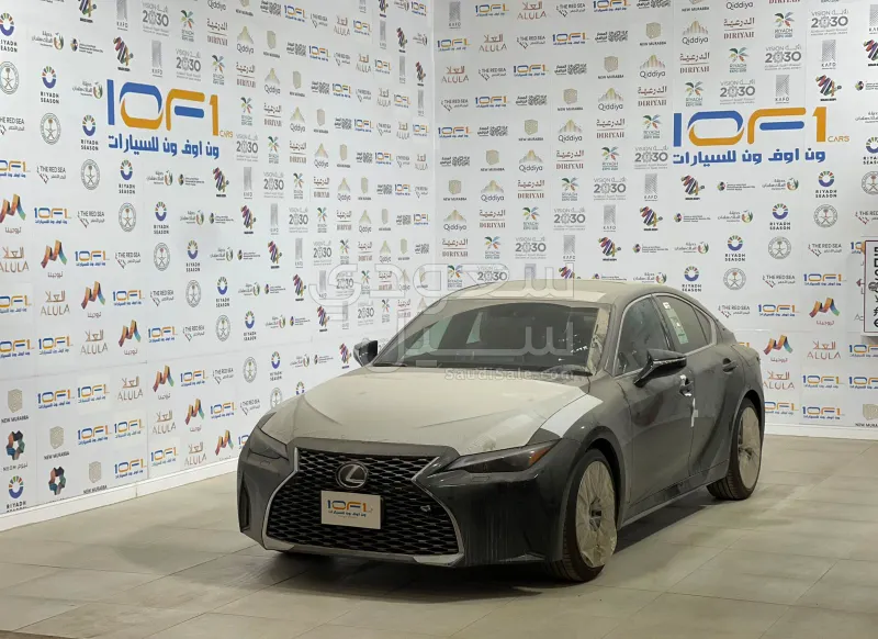 2025 لكزس آي إس 350