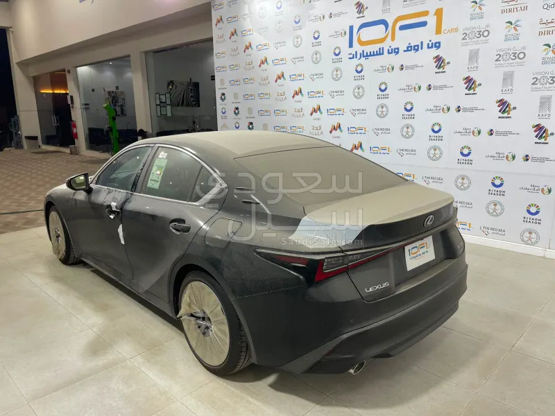 2025 لكزس آي إس 350