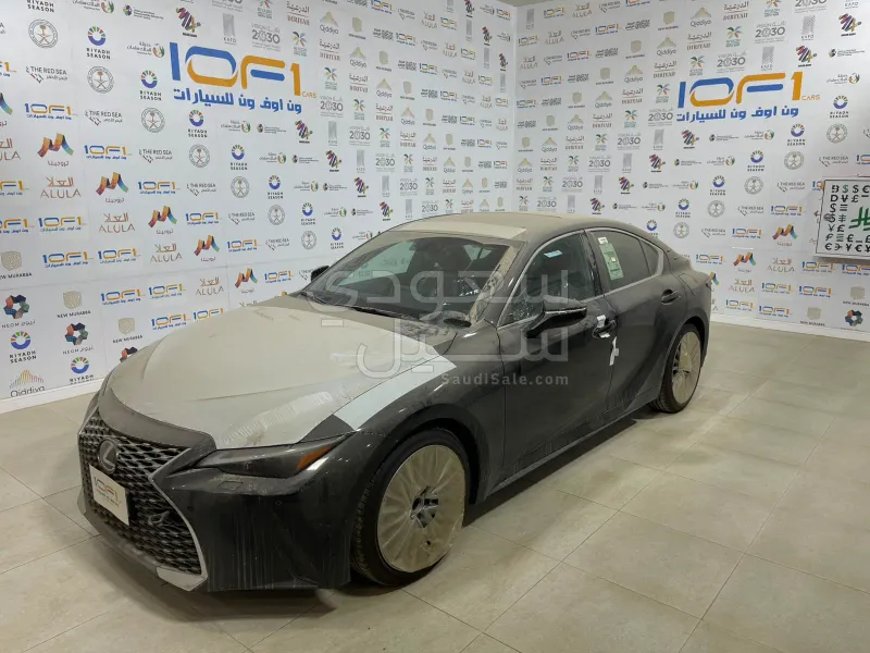 2025 لكزس آي إس 350