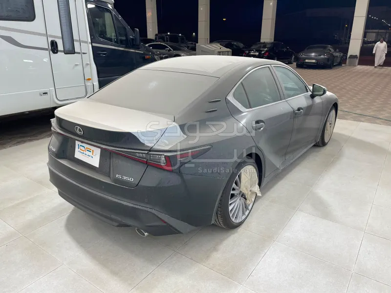 2025 لكزس آي إس 350