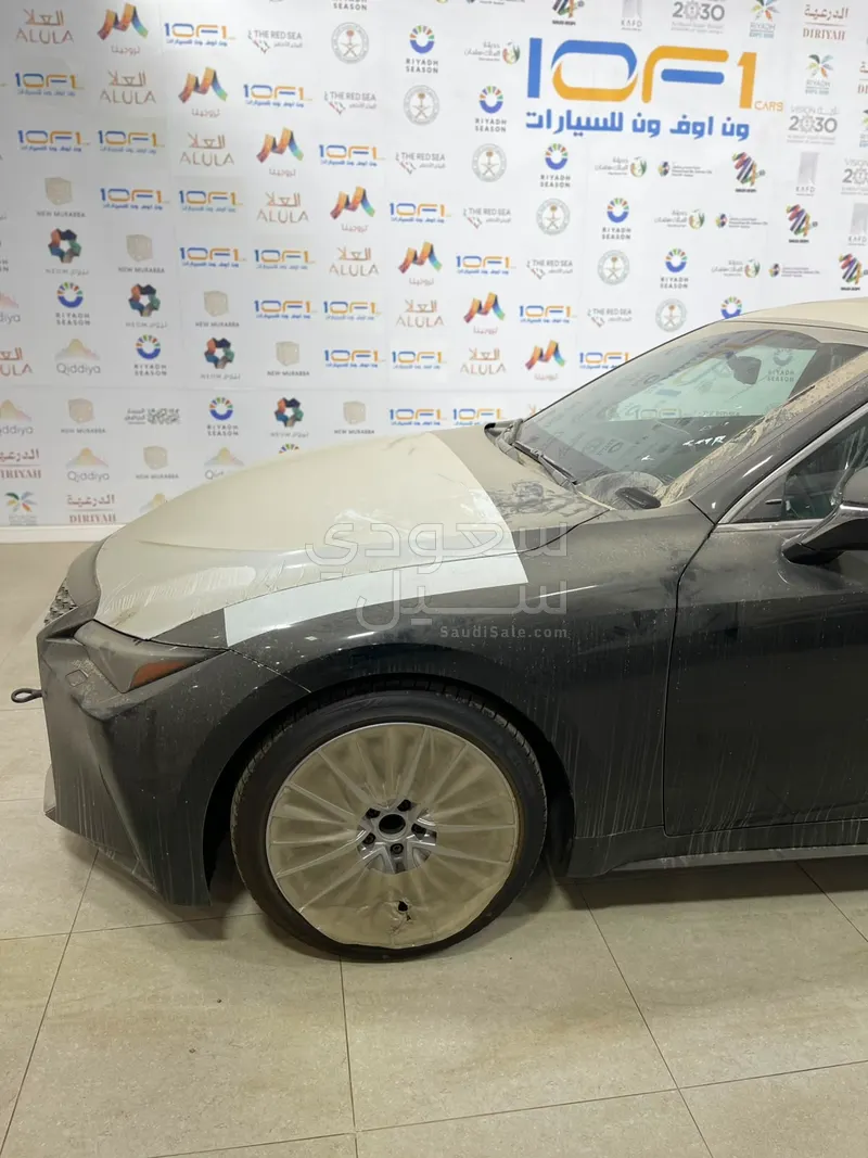 2025 لكزس آي إس 350