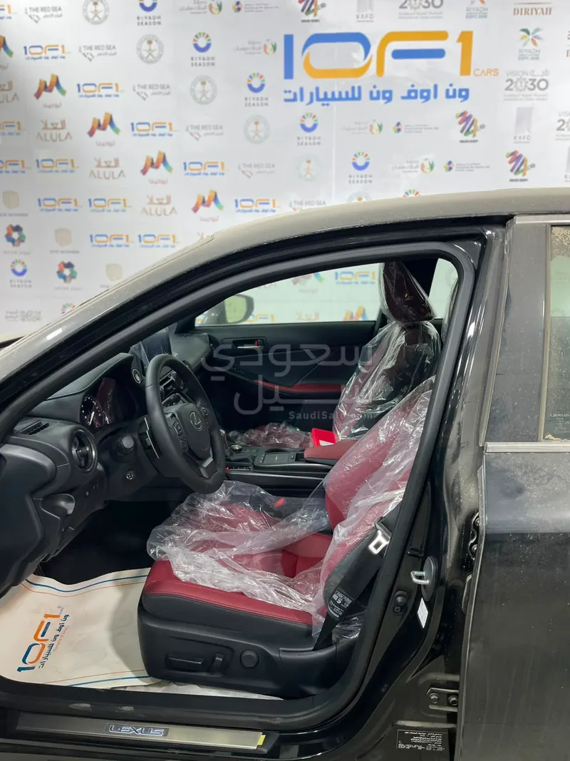 2025 لكزس آي إس 350
