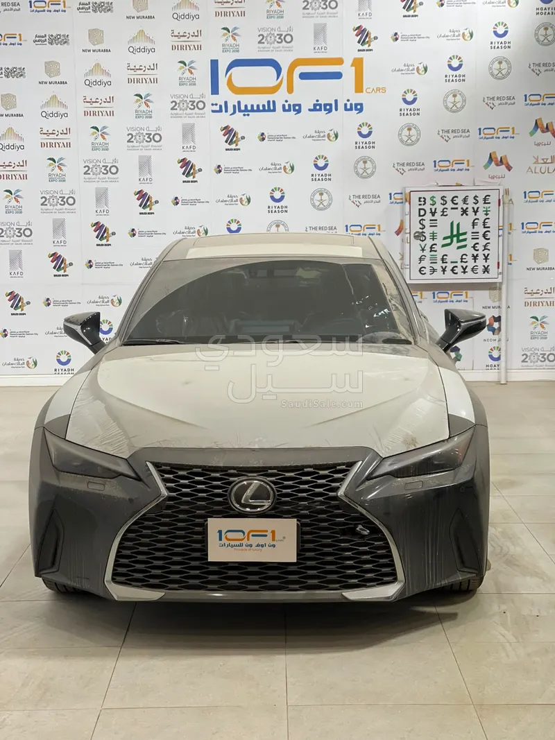 2025 لكزس آي إس 350