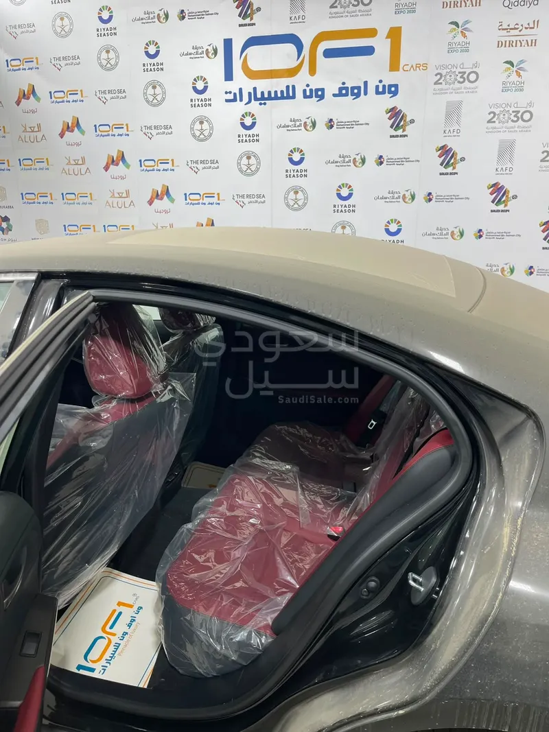 2025 لكزس آي إس 350