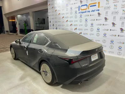 2025 لكزس آي إس 350