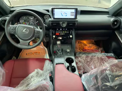 2025 لكزس آي إس 350