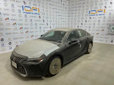 2025 لكزس آي إس 350