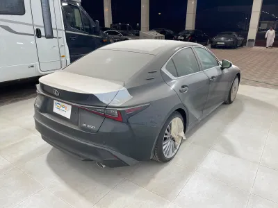 2025 لكزس آي إس 350