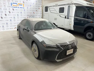 2025 لكزس آي إس 350