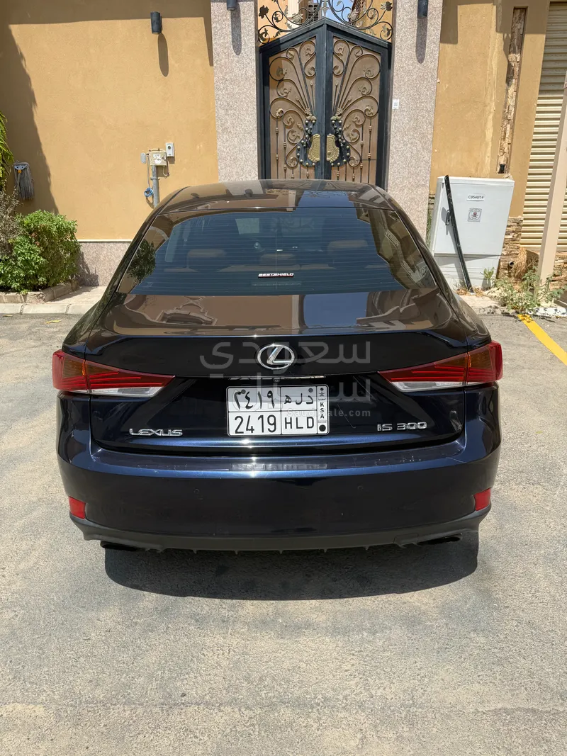 2019 لكزس آي إس 300