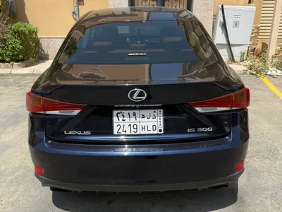 2019 لكزس آي إس 300