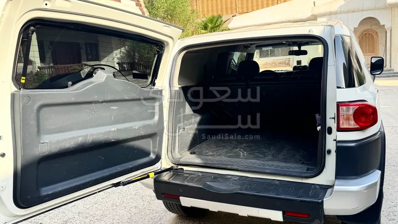 2022 تويوتا اف جي كروزر 1