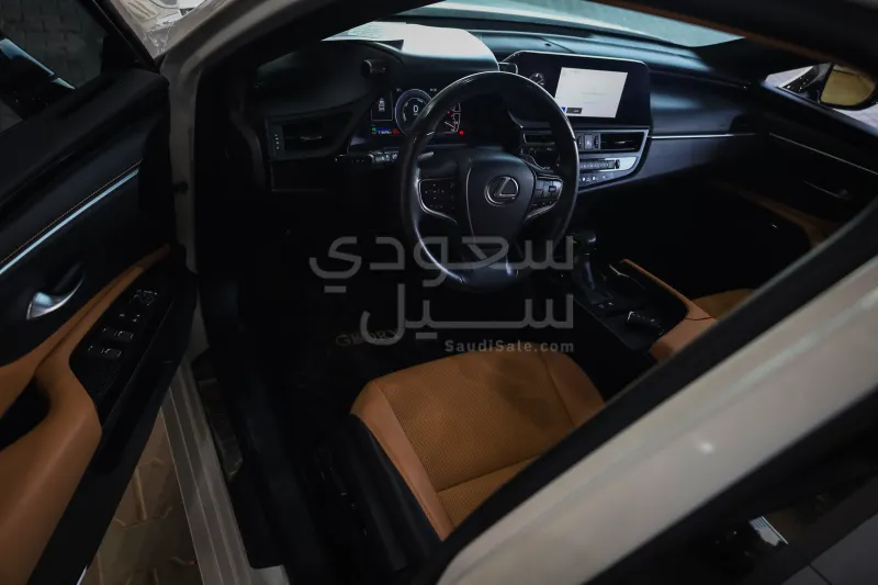 2023 لكزس إي إس 300 هايبرد