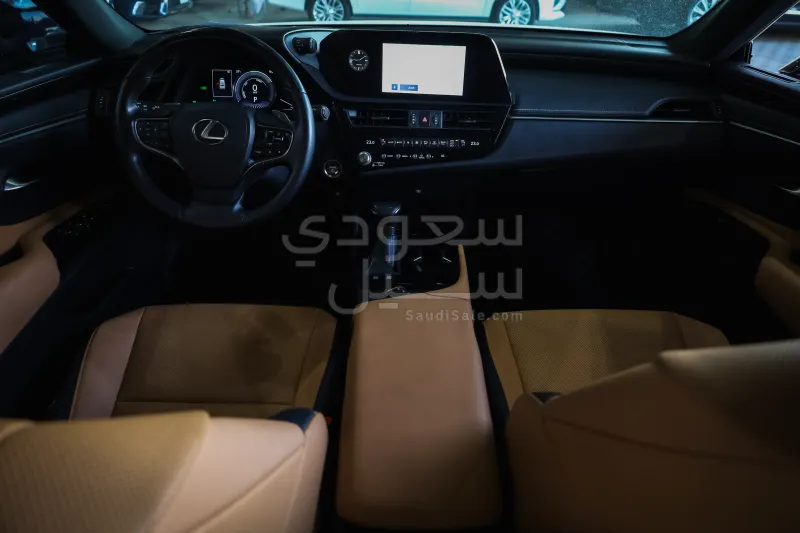 2023 لكزس إي إس 300 هايبرد
