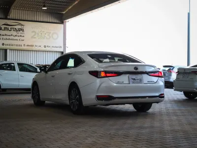 2023 لكزس إي إس 300 هايبرد