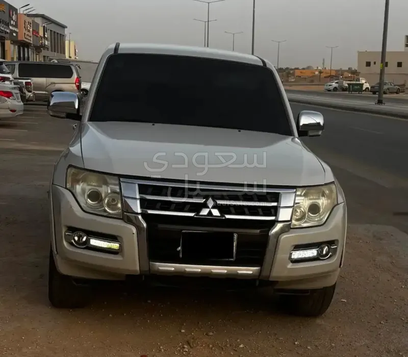 2015 متسوبيشي باجيرو