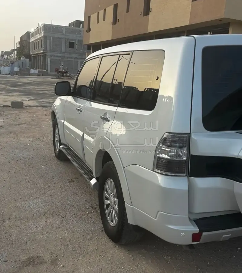 2015 متسوبيشي باجيرو
