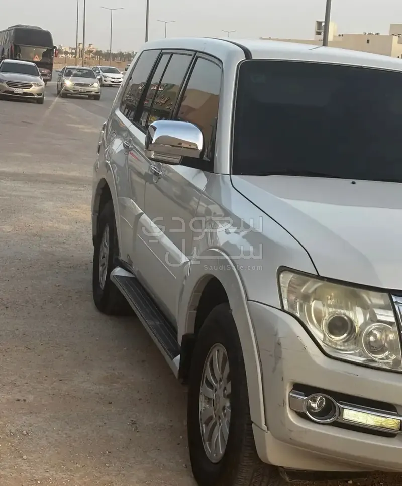 2015 متسوبيشي باجيرو