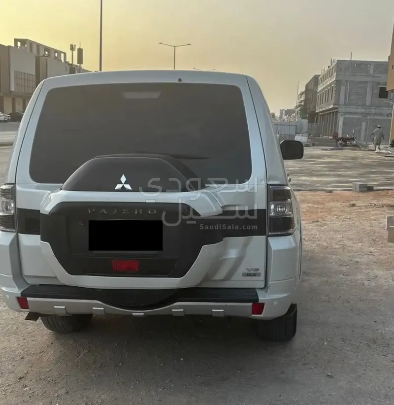 2015 متسوبيشي باجيرو