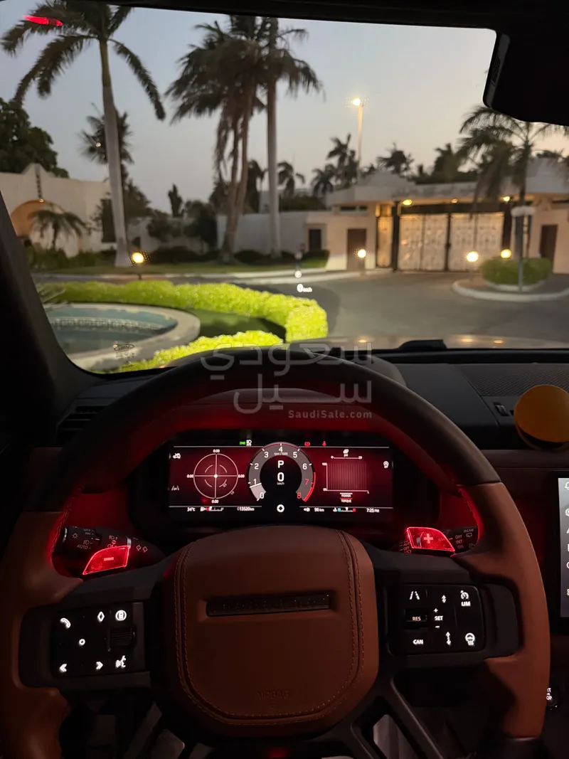 2025 لاند روفر ديفيندر اوكتا
