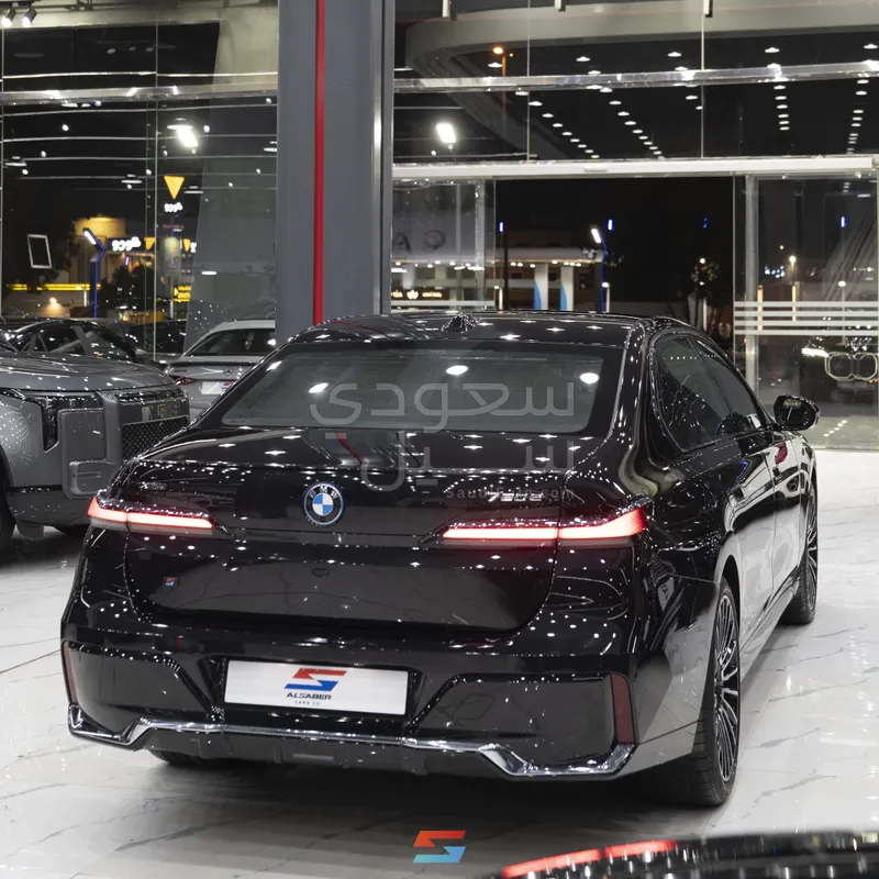 2025 بي ام دبليو الفئة السابعة 750 ألبينا