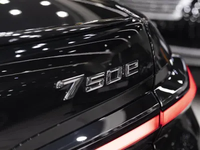 2025 بي ام دبليو الفئة السابعة 750 ألبينا