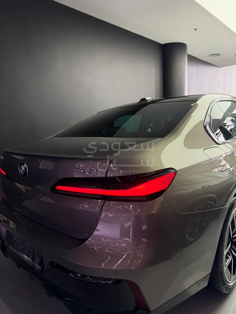 2025 بي ام دبليو الفئة السابعة 735أي