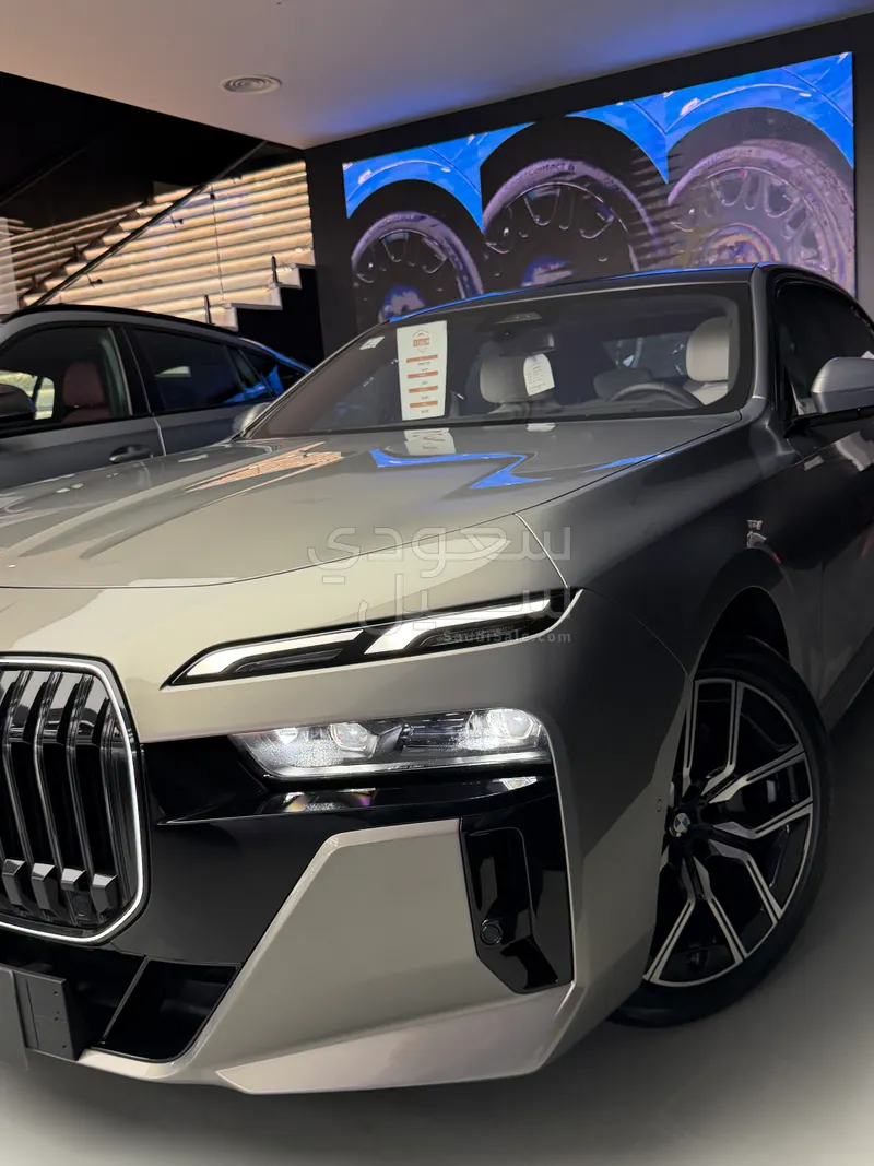 2025 بي ام دبليو الفئة السابعة 735أي
