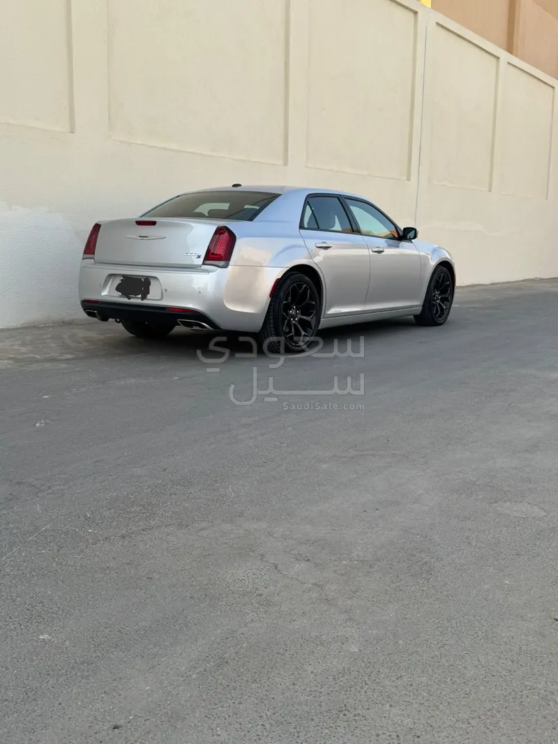 2021 كرايسلر 300 اس