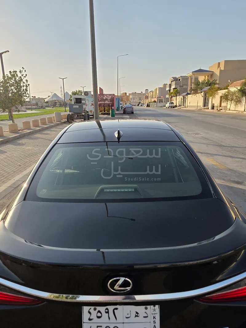 2020 لكزس إي إس 250