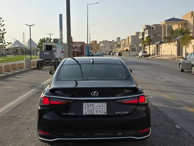 2020 لكزس إي إس 250