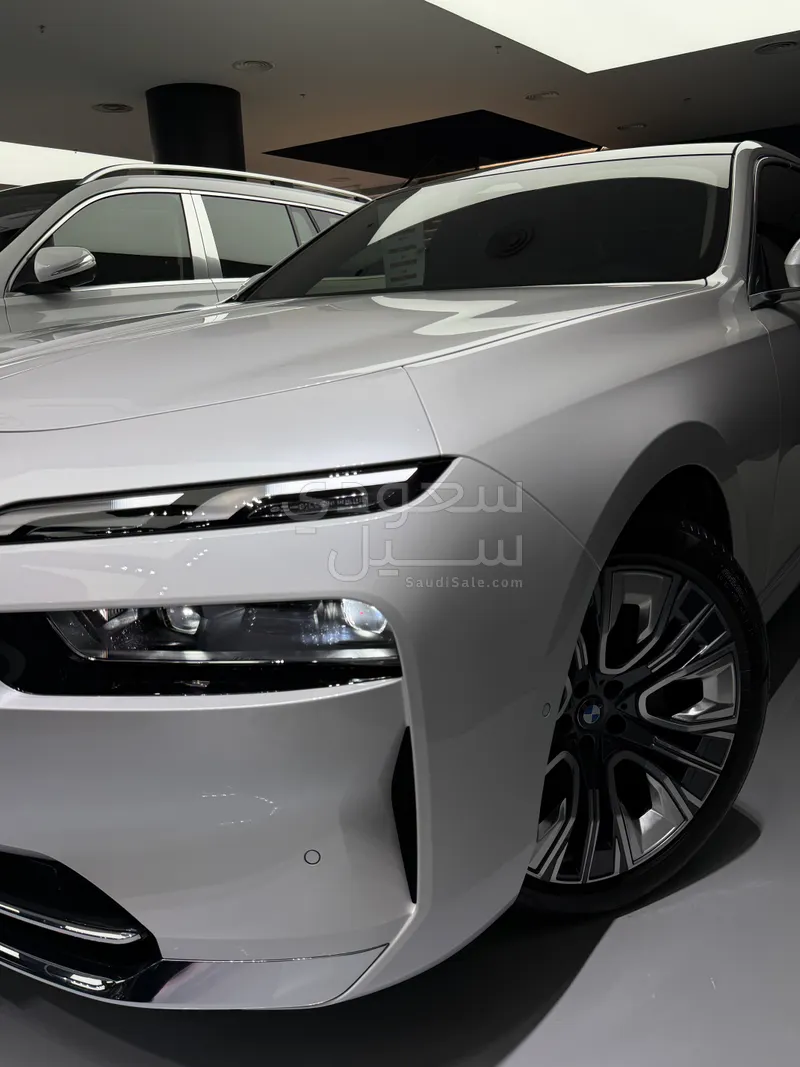 2026 بي ام دبليو الفئة السابعة 735أي