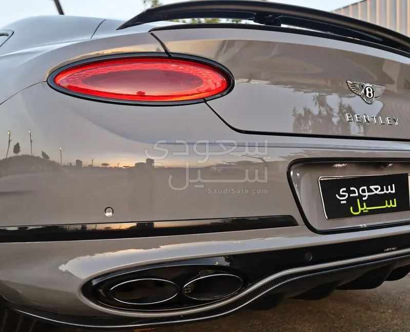 2023 بنتلي جي تي في 8 اس