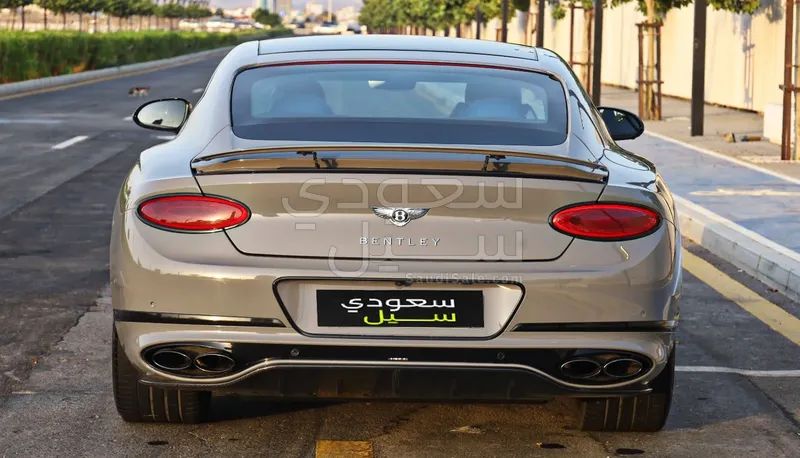 2023 بنتلي جي تي في 8 اس