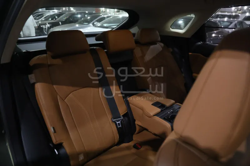 2022 لكزس أر إكس 350