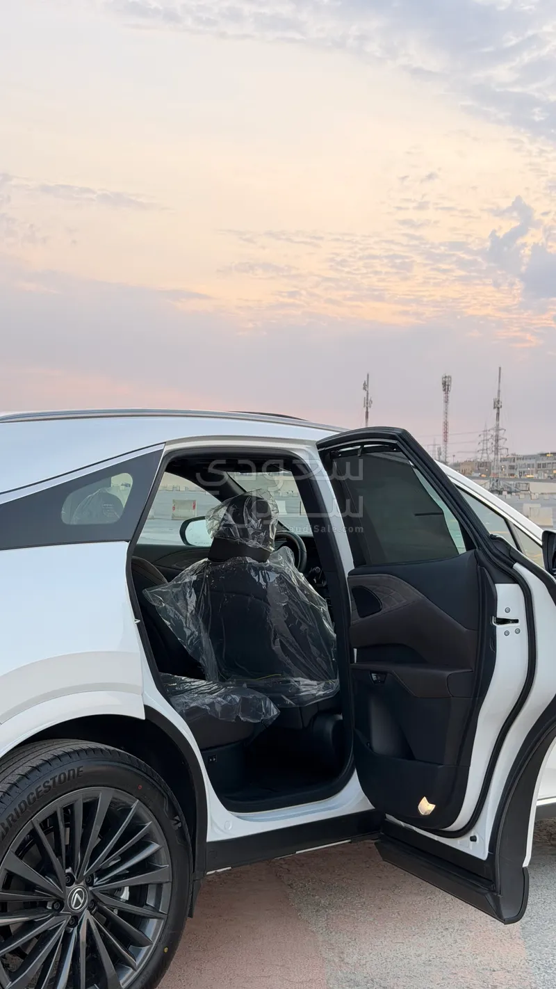 2025 لكزس أر إكس 350