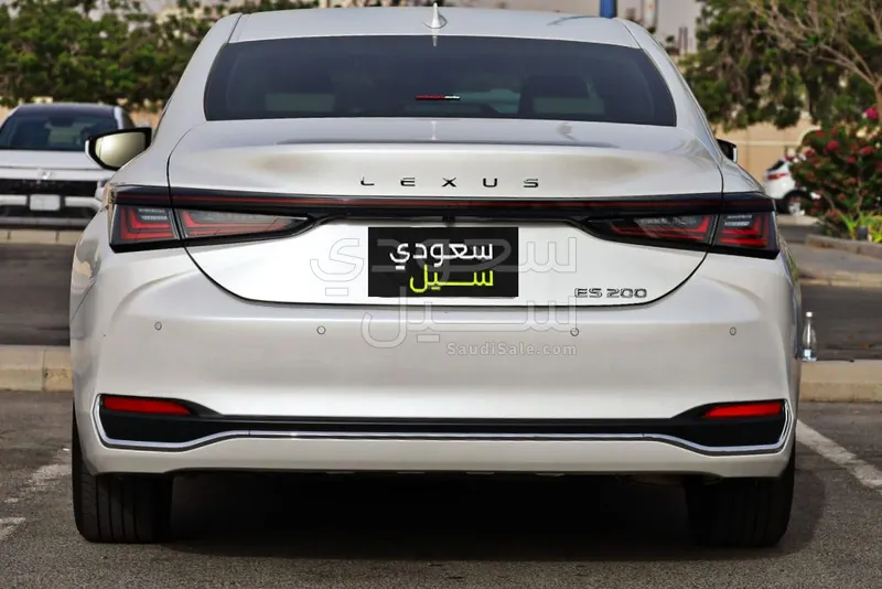 2024 لكزس إي إس 250