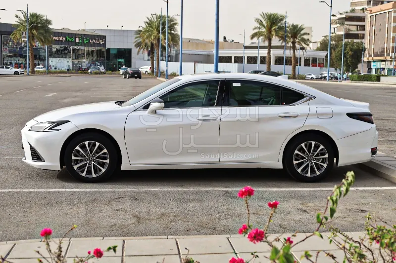 2024 لكزس إي إس 250