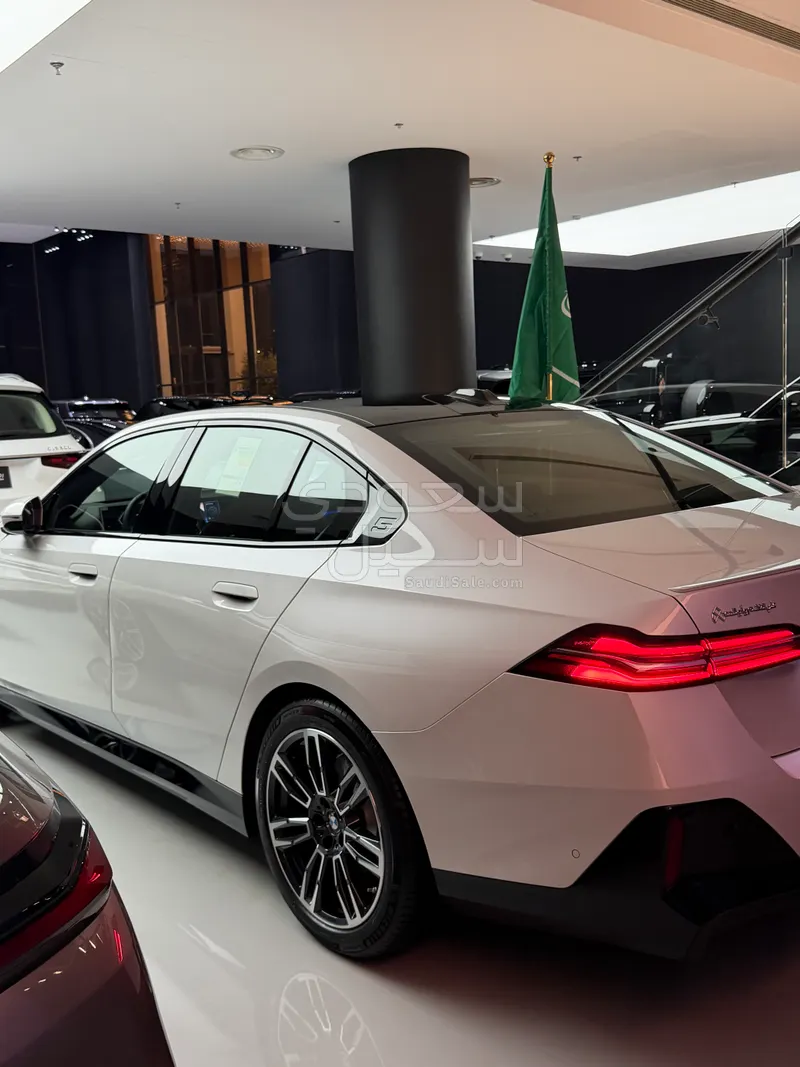 2027 بي ام دبليو الفئة الخامسة 520 أي إم كت