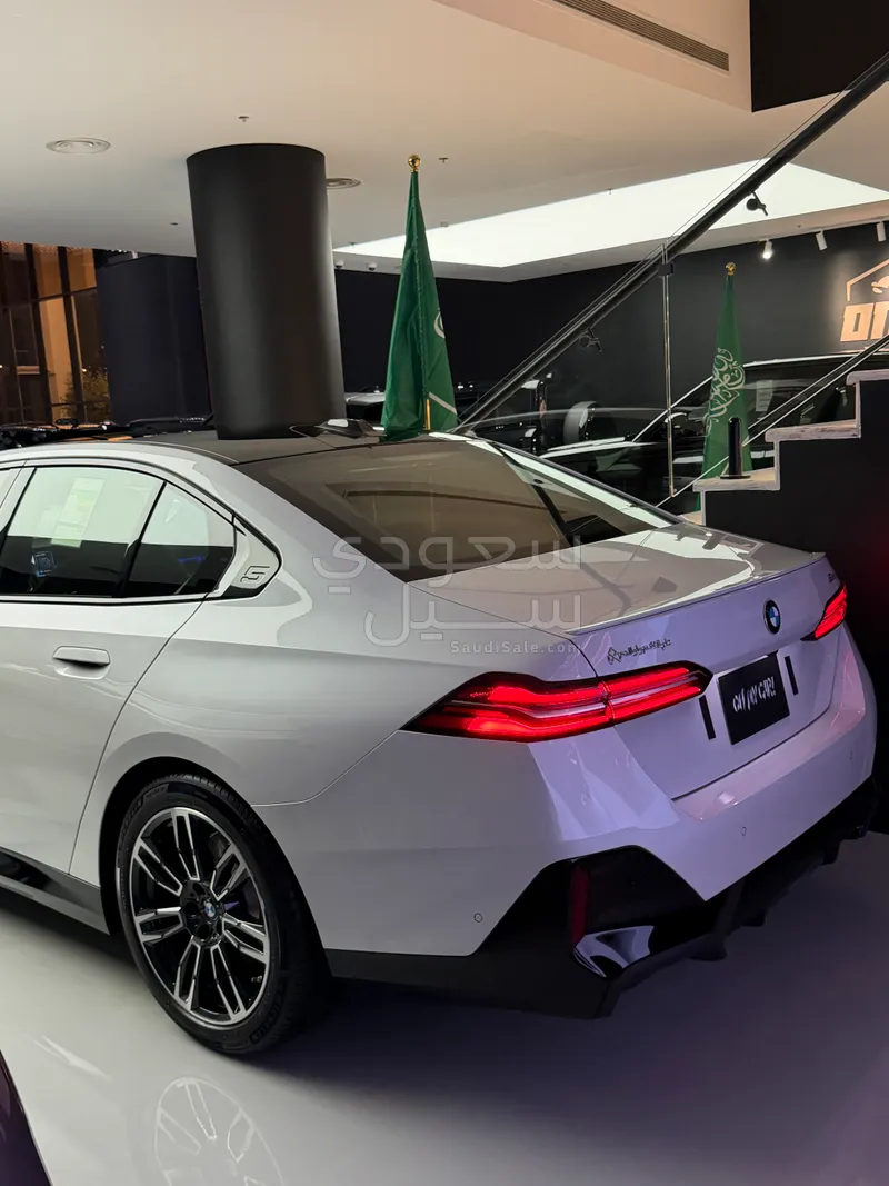 2027 بي ام دبليو الفئة الخامسة 520 أي إم كت