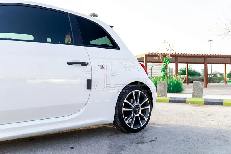 2024 فيات ابارث 695 توريزمو