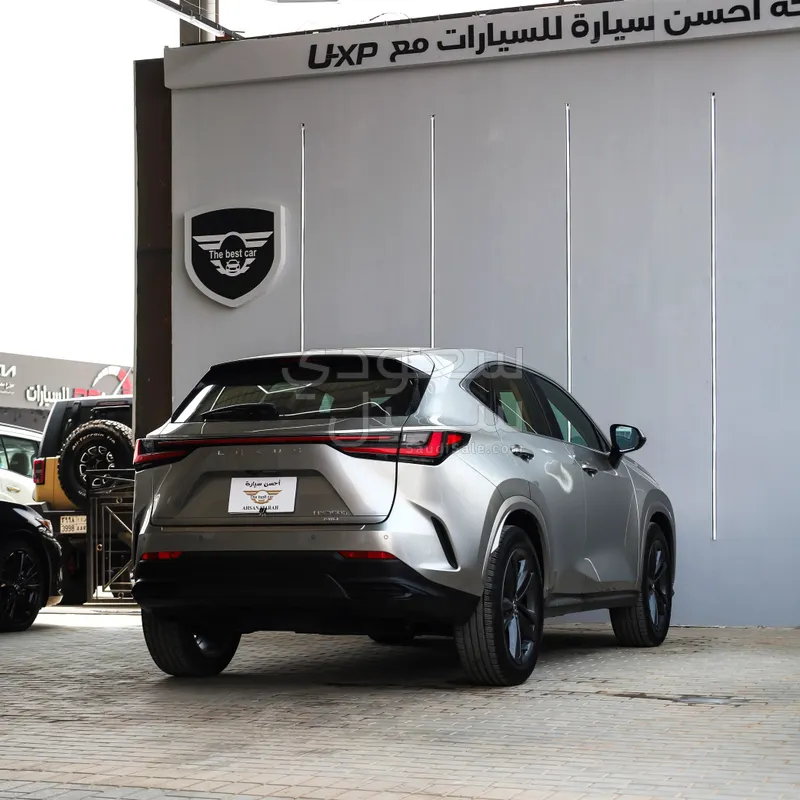 2024 لكزس إن إكس 350