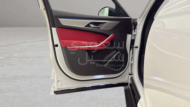 2024 جاكوار اف-بيس ار دايناميك