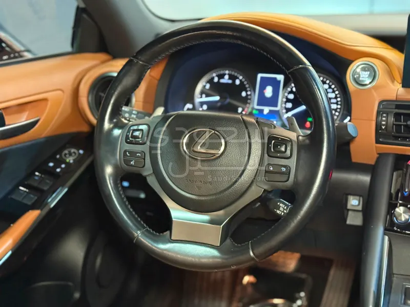 2023 لكزس آي إس 350
