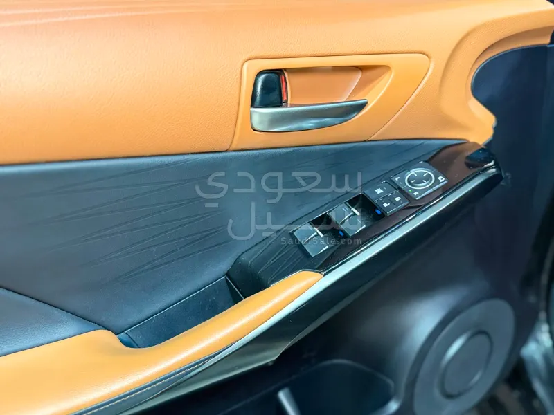 2023 لكزس آي إس 350