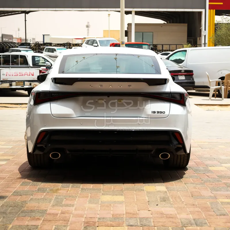 2026 لكزس آي إس 350