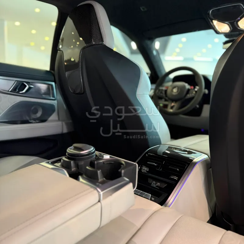 2024 بي ام دبليو الفئة ام إم 8