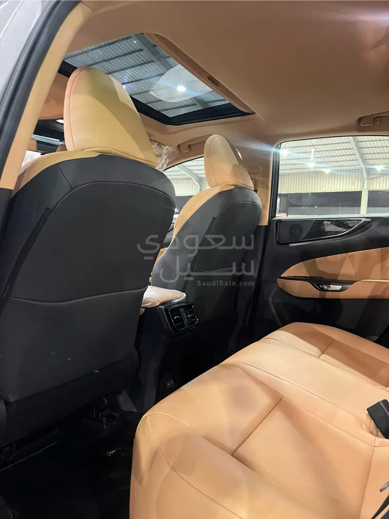 2025 لكزس إن إكس 350