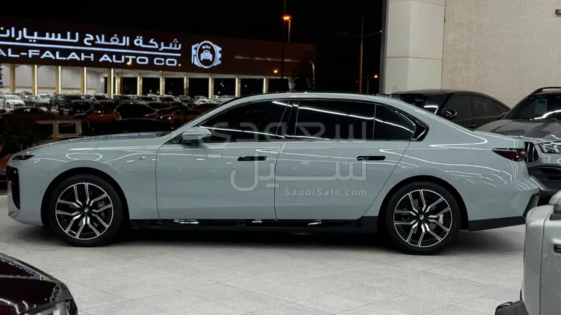 2024 بي ام دبليو الفئة السابعة 740 إل أي